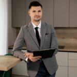 Unsere Dienstleistungen Anforderungsanalyse Beratung zur genauen Definition der gesuchten Positionen und benötigten Qualifikationen. Personalvermittlung Wir schaffen einen zusätzlichen Mehrwert für Kunden und Bewerber, indem wir professionelle Verbindungen herstellen. Onboarding & Integration Begleitung und Unterstützung neuer Mitarbeiter im Unternehmen. Headhunting Diskrete Direktansprache und Abwerbung von Führungskräften die sich nicht aktiv auf Jobsuche befinden.